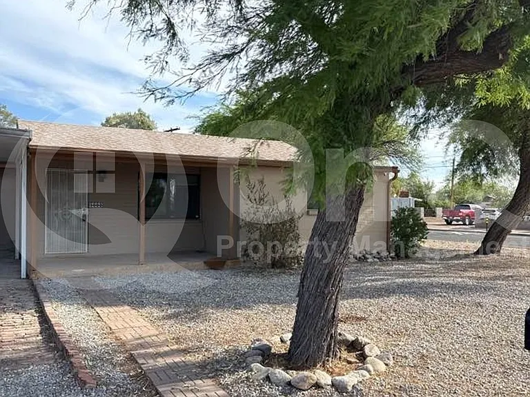 1002 E Simmons St — Photo 2