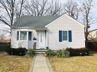 21 Weeks Rd, North Babylon, NY 11703