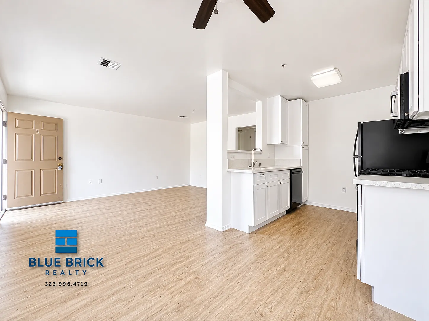 Charming Reseda 2-Bedroom with Garage & Modern Conveniences — Photo 3