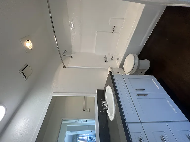 Chateau Emelita Apartments — Photo 19