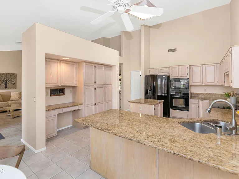 9013 W Kerry Ln — Photo 11
