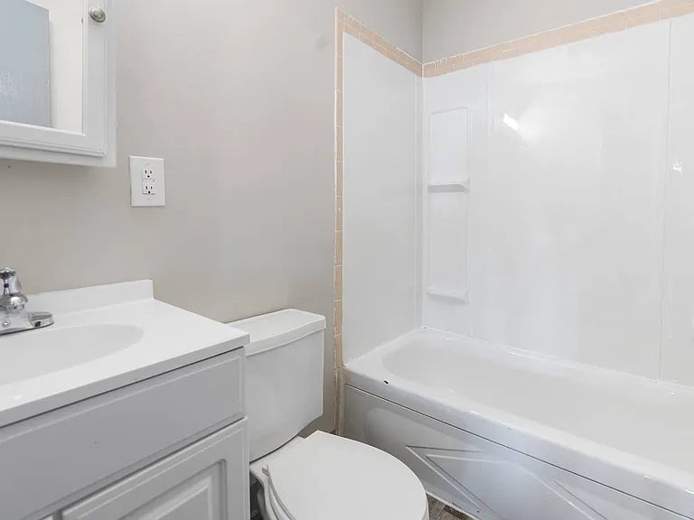 Saluki Apartments — Photo 7