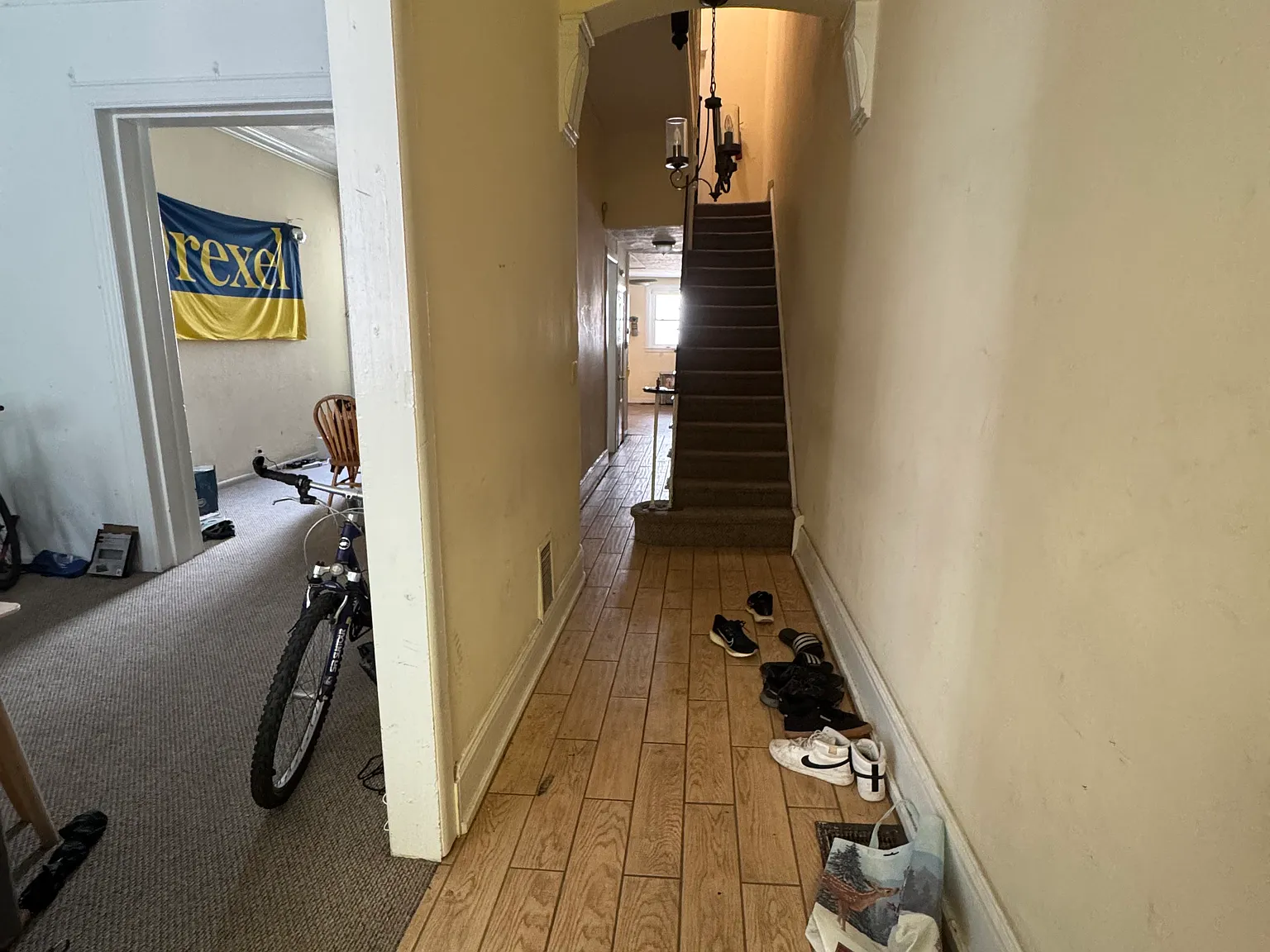 6 bed, 2.5 bath, 2500 sqft, $3,500 — Photo 2