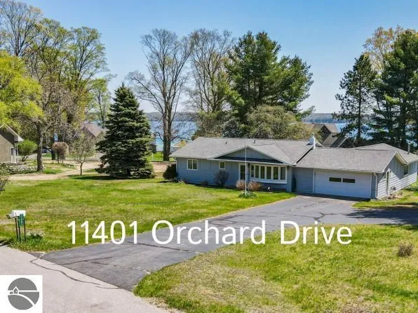 11401 Orchard Dr, Rapid City, MI 49676