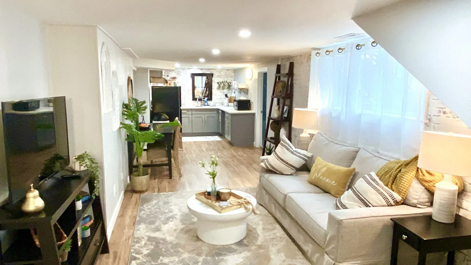 2 bed, 1.0 bath, 893 sqft, $5,355 — Photo 1