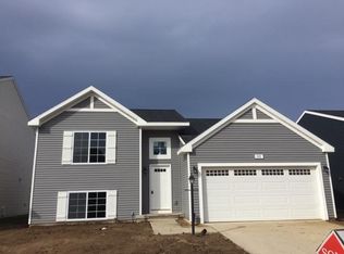 601 Trumpeter Bay Dr, Benton Harbor, MI 49022