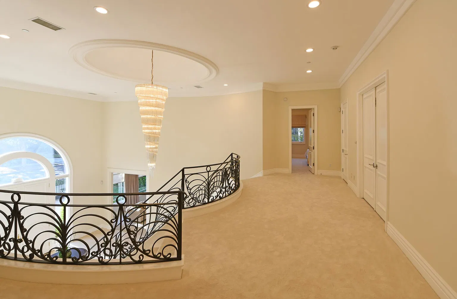 512 N Roxbury Dr