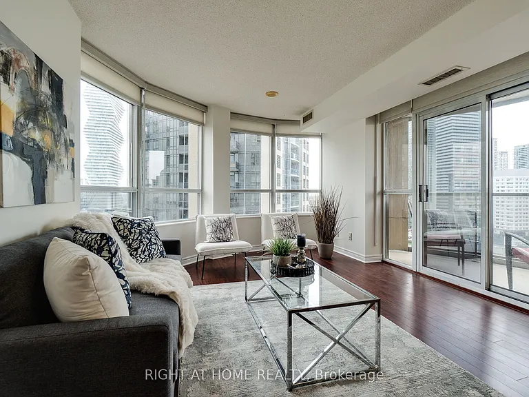 310 Burnhamthorpe Rd W #1713 — Photo 9