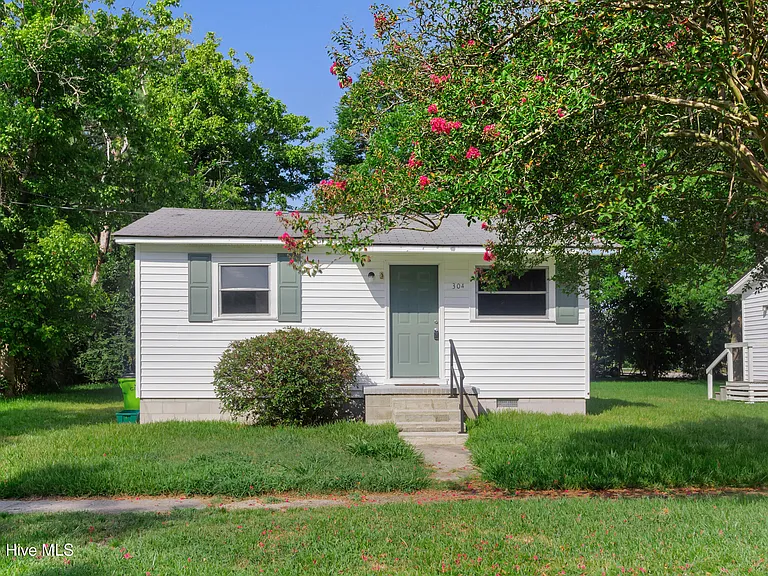 304 N B St — Photo 1