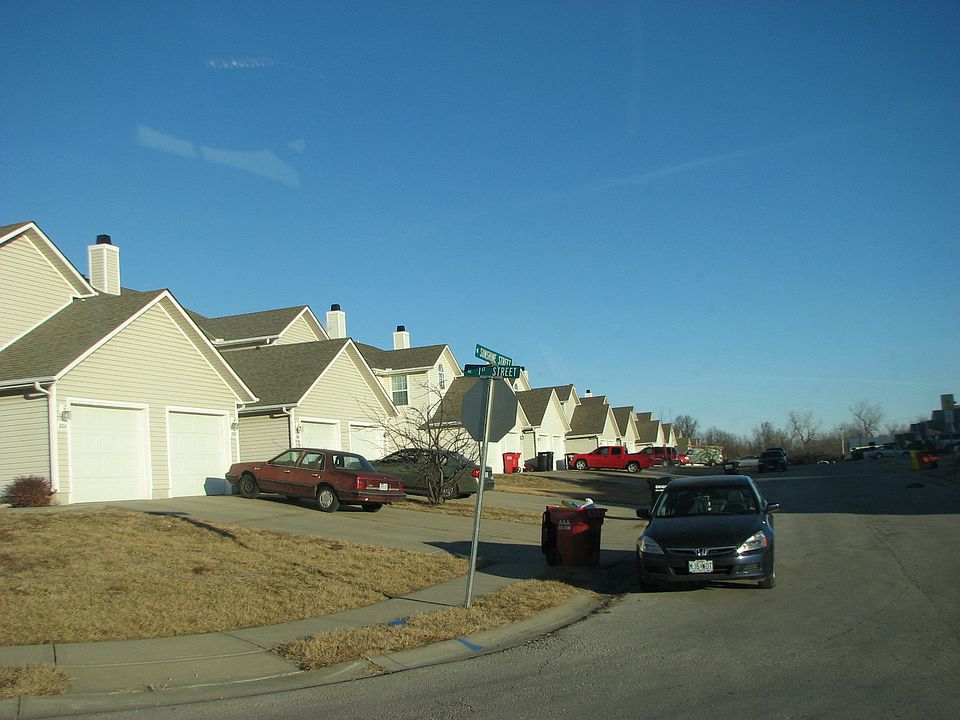 1st image of 103 NE Sunshine St