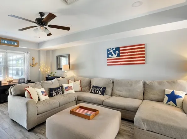 26 School St APT 7, Hull, MA 02045