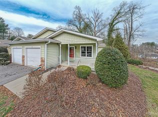 10 Spring Village Ln, Hendersonville, NC 28739