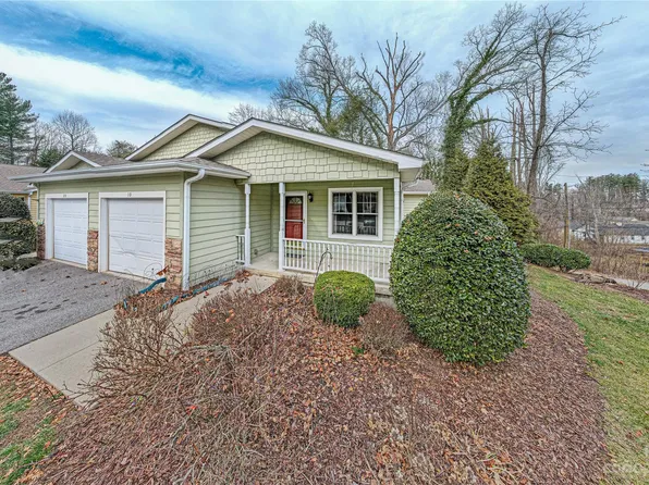 10 Spring Village Ln, Hendersonville, NC 28739