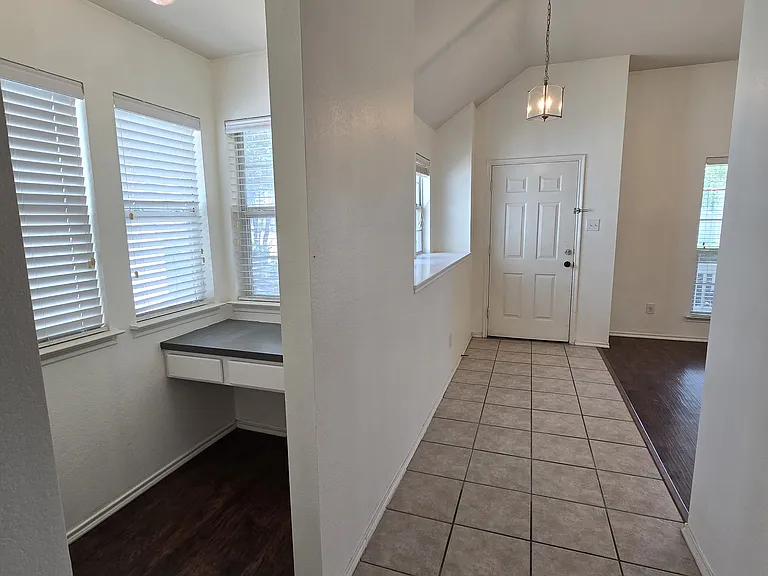 2410 Parkview Dr — Photo 8