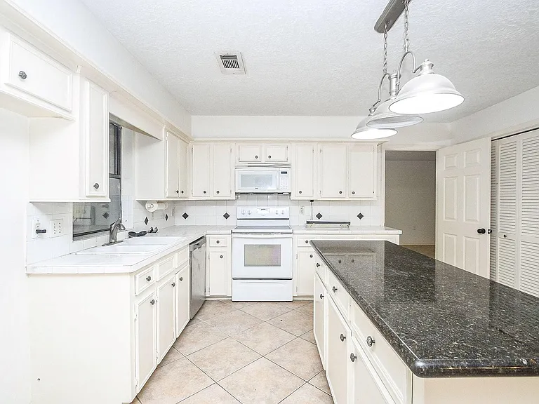 6702 Spring Leaf Dr — Photo 37