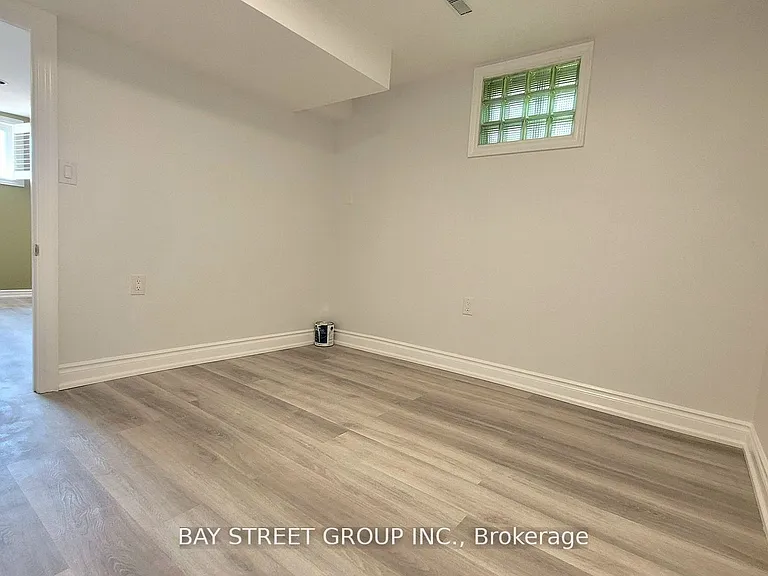 37 Sir Bodwin Pl #LOWER — Photo 3