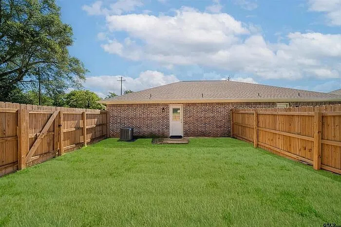 2 bed, 1.0 bath, 900 sqft, $1,200 — Photo 3