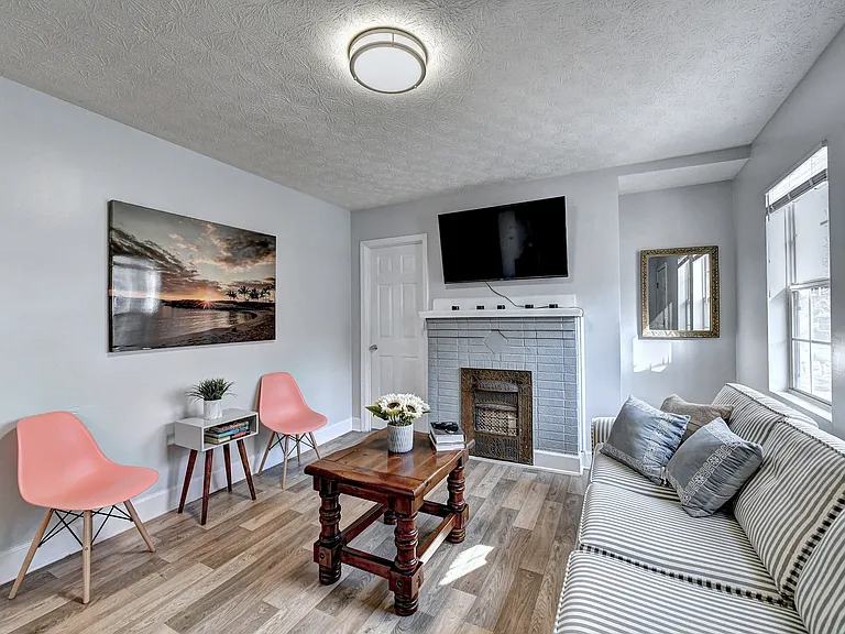 1170 Atlantic Dr NW — Photo 1