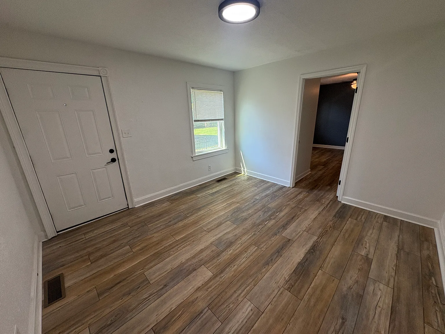 3 bed, 998 sqft, $1,800 — Photo 3