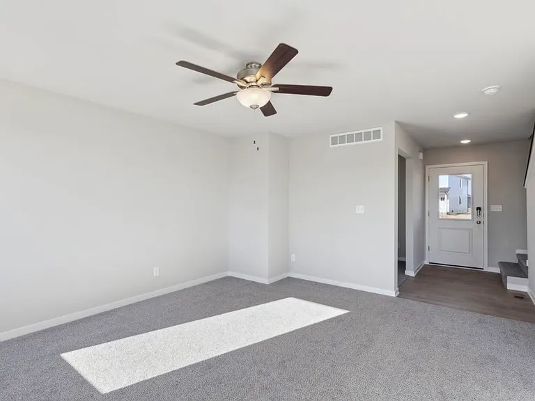 430 NW Compass Ave — Photo 4