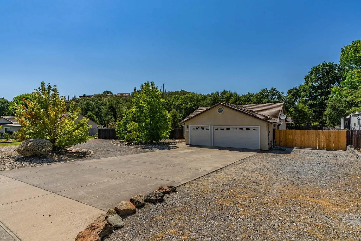 2476 Huckleberry Ln photo 1