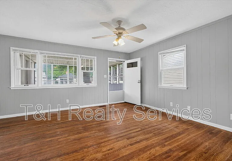 1819 Knox St — Photo 5