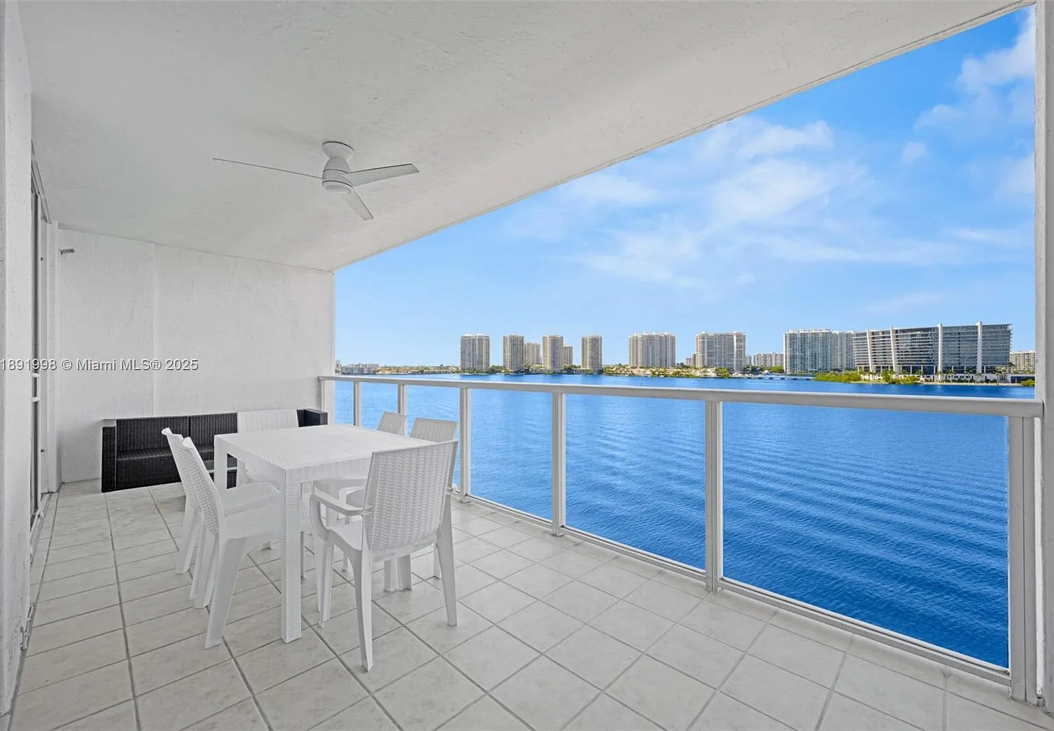 Marina Bay Club Condo Hot — Photo 3