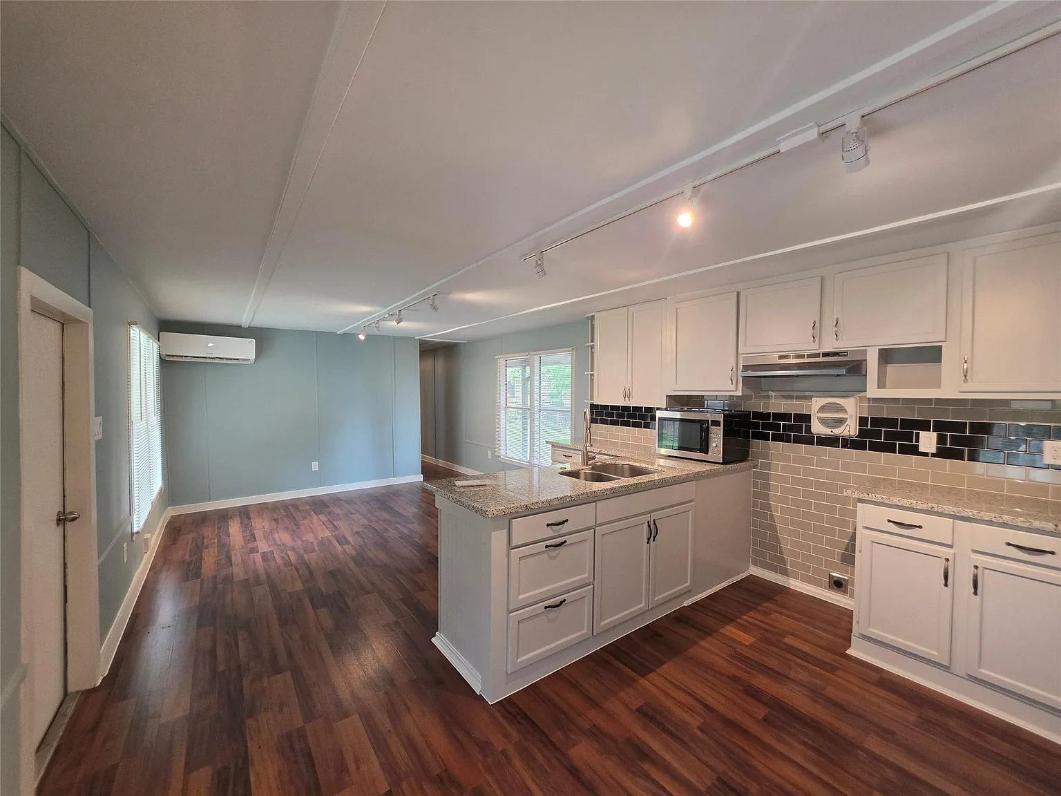 2 bed, 1.0 bath, 728 sqft, $1,225 — Photo 2