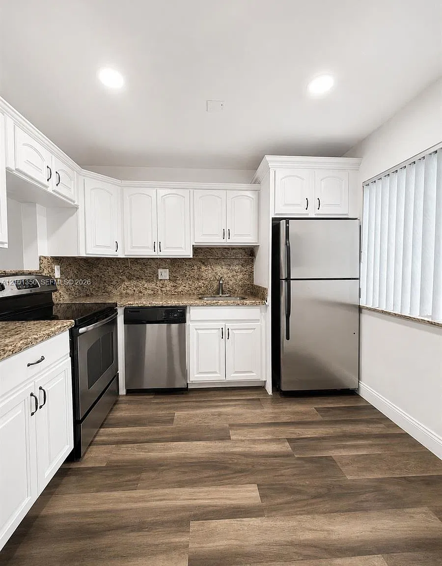 Royal Village Townhouses — Photo 1