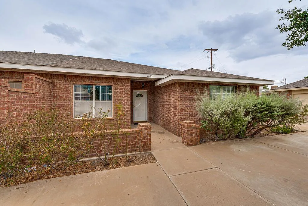 3 bed, 2.0 bath, 1676 sqft, $2,800 — Photo 1