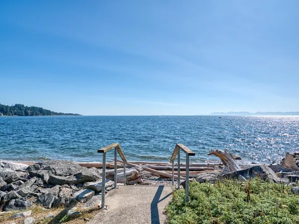 5470 Inlet Ave #202, Sechelt, BC V7Z 0H4