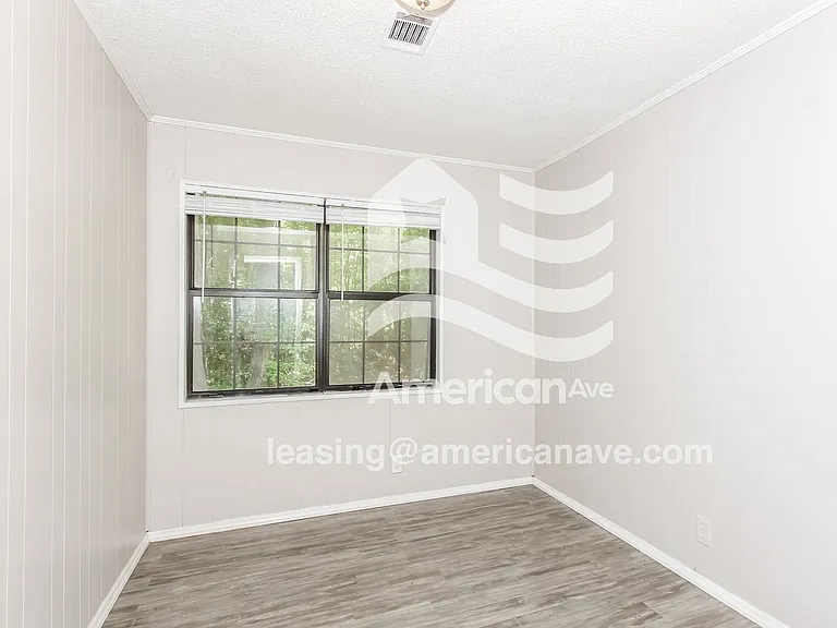 419097_011_bedroom_11.jpg