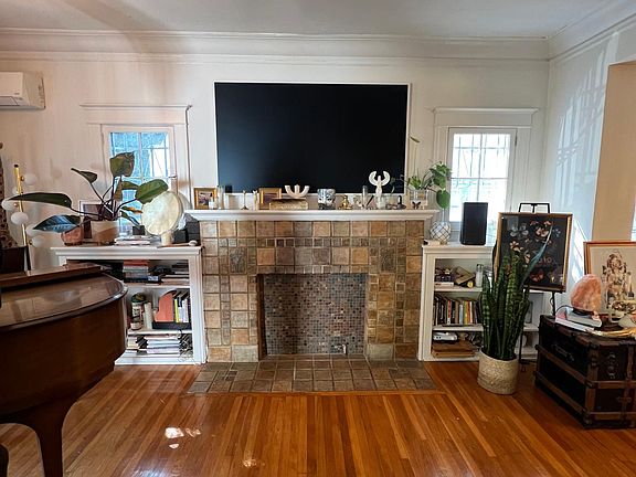 2nd image of 519 N Windsor Blvd #1
