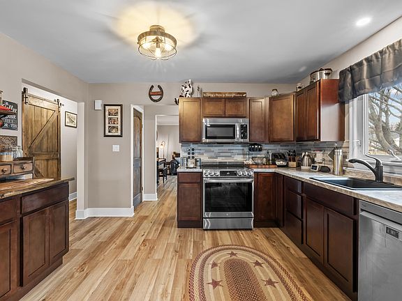 4th image of 98 Oak Dr