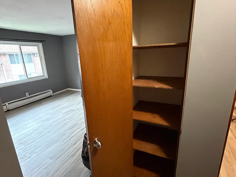322 Dean Ave E — Photo 5