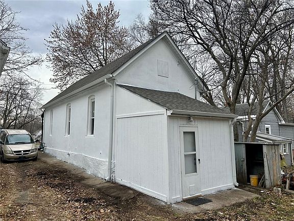 4th image of 834 Ottawa St