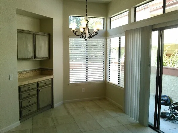 10 Blackbird Ln, Pomona, CA 91766