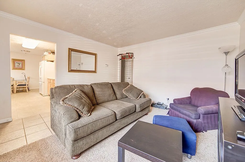 3 bed, 1100 sqft, $559 — Photo 2