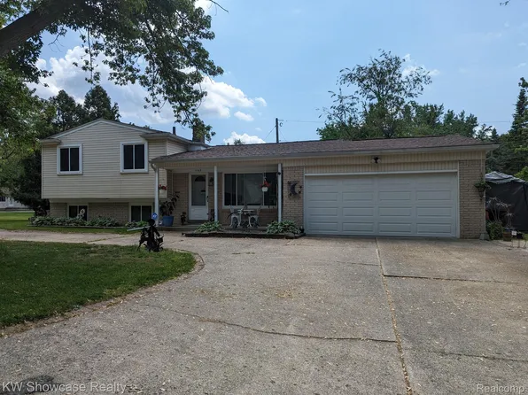 7167 Crestmore St, West Bloomfield, MI 48323