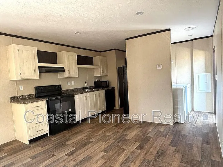 806 N Swindell Ave — Photo 3