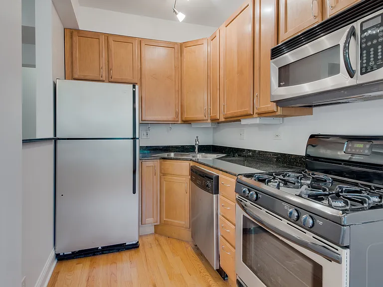 6812 N Wayne Ave #2A — Photo 2