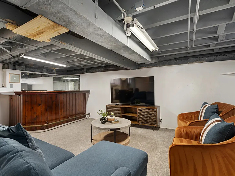 1109 W 75th St — Photo 14