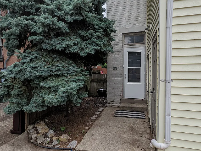 411 E 6th St #1 — Photo 3