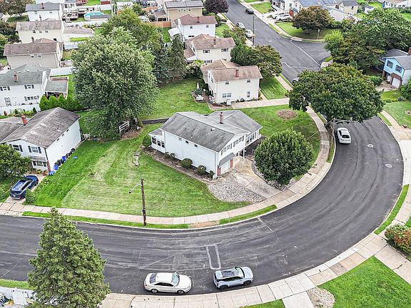 3rd image of 1103 Hedgerow Ln