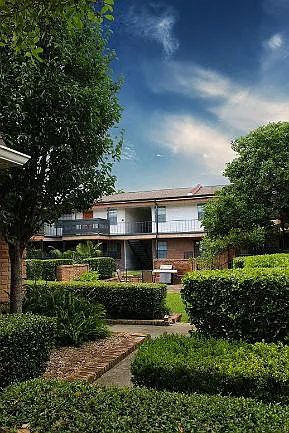 Colonial Manor — Photo 8