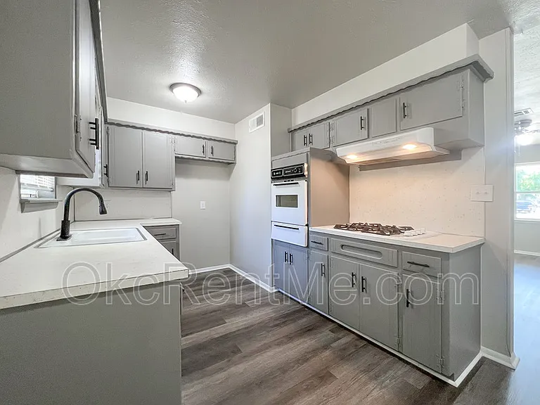 1900 N Mitchell Dr — Photo 10