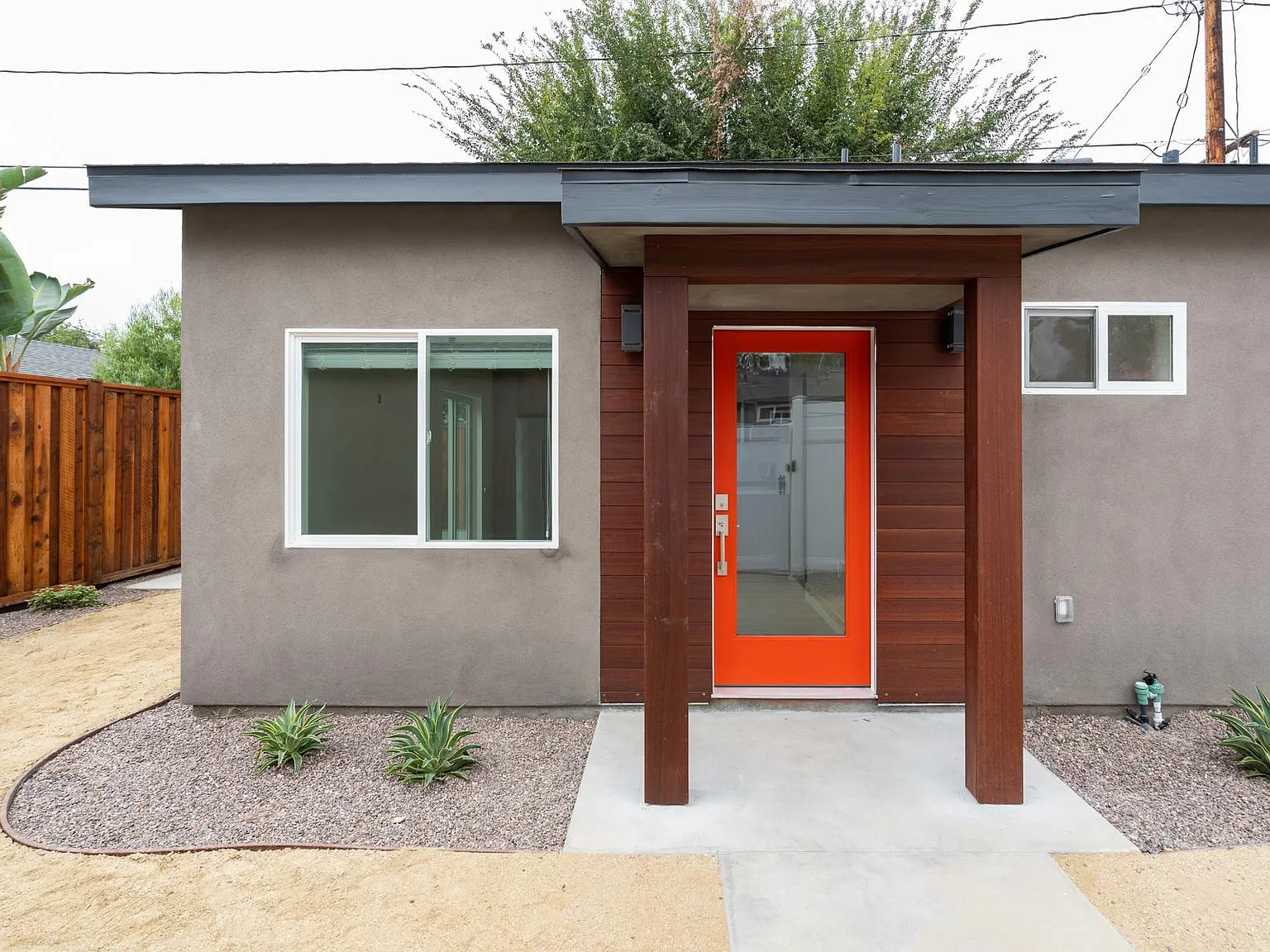 N Niagara St, Burbank — Photo 1