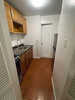 4th image of 223 E 82nd St APT E4