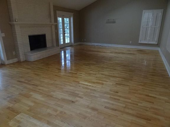 2nd image of 102 N Thistle Ln