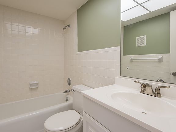 5th image of 930 SE 9th Ave APT 10